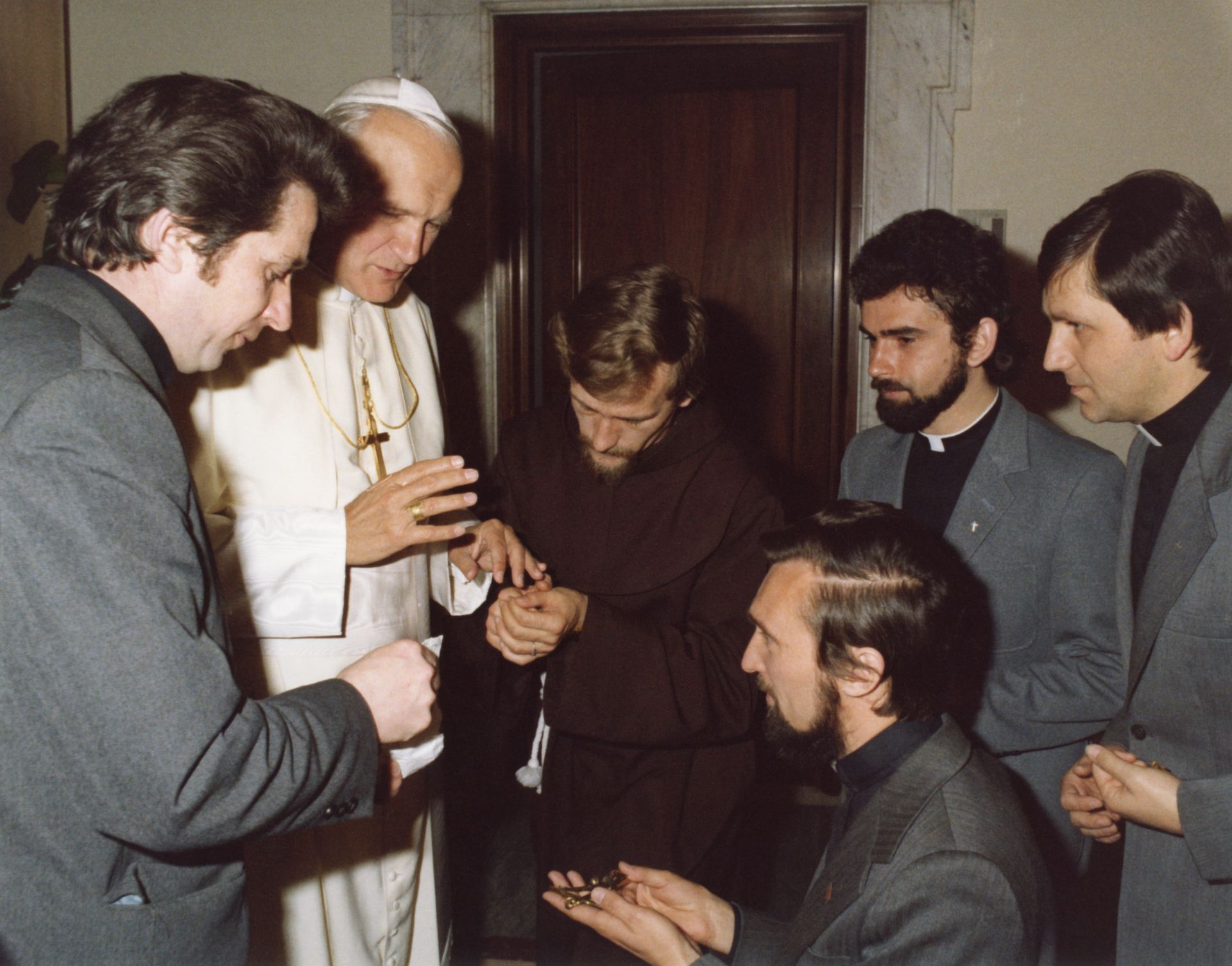  Watykan. Poświęcenie krzyża misyjnego. 1982 r.